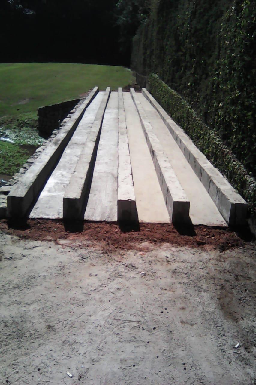 Deck em Ipê, acabamento Base de alvenaria · vigas prontas