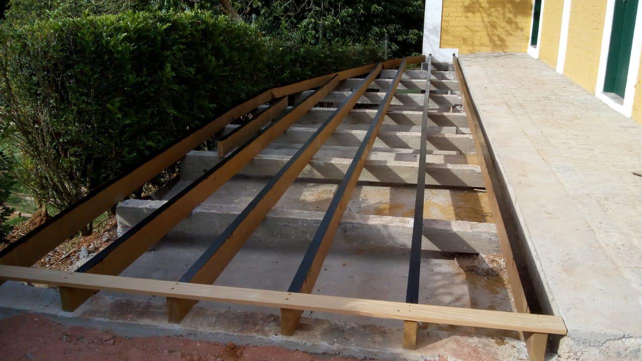 Deck em Ipê, acabamento Estrutura sobre alvenaria · barroteamento