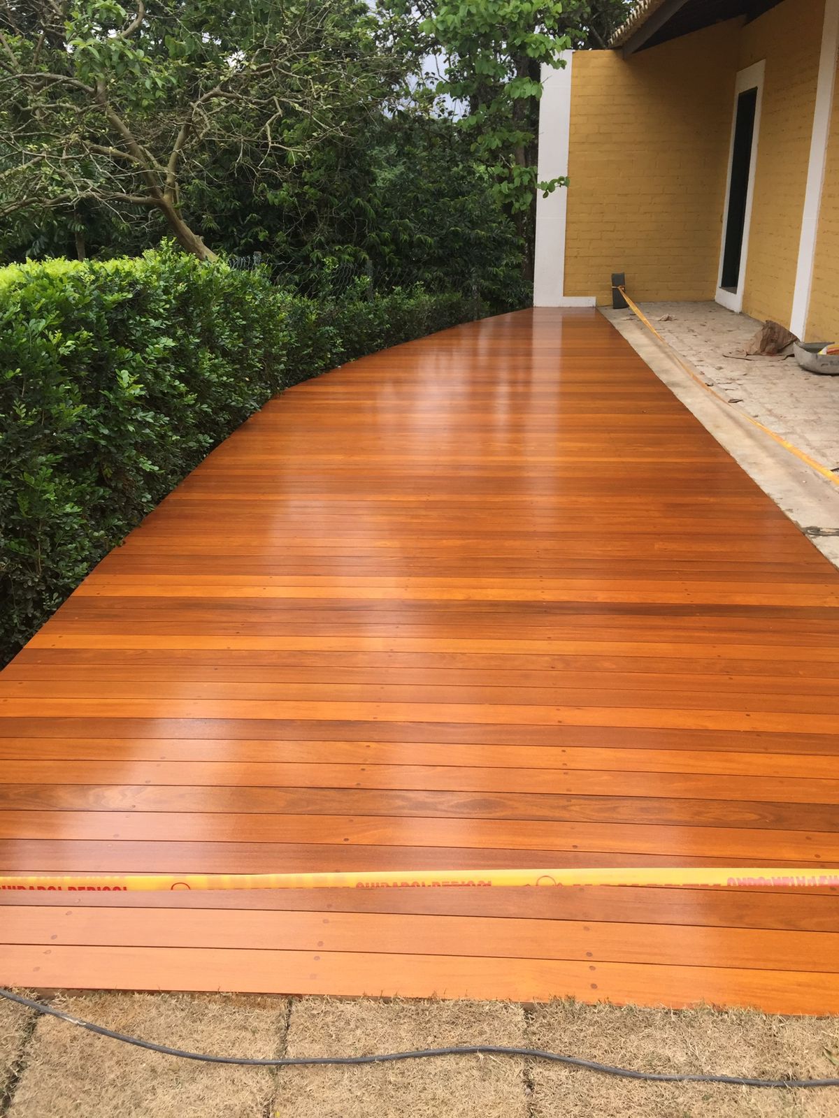 Deck em Ipê, acabamento Curva contínua · acabamento acetinado