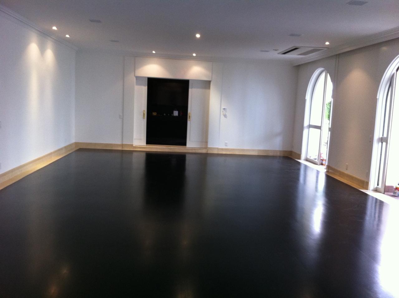 Piso Ebanizado em Peroba, acabamento Ebanizado preto · sala de estar