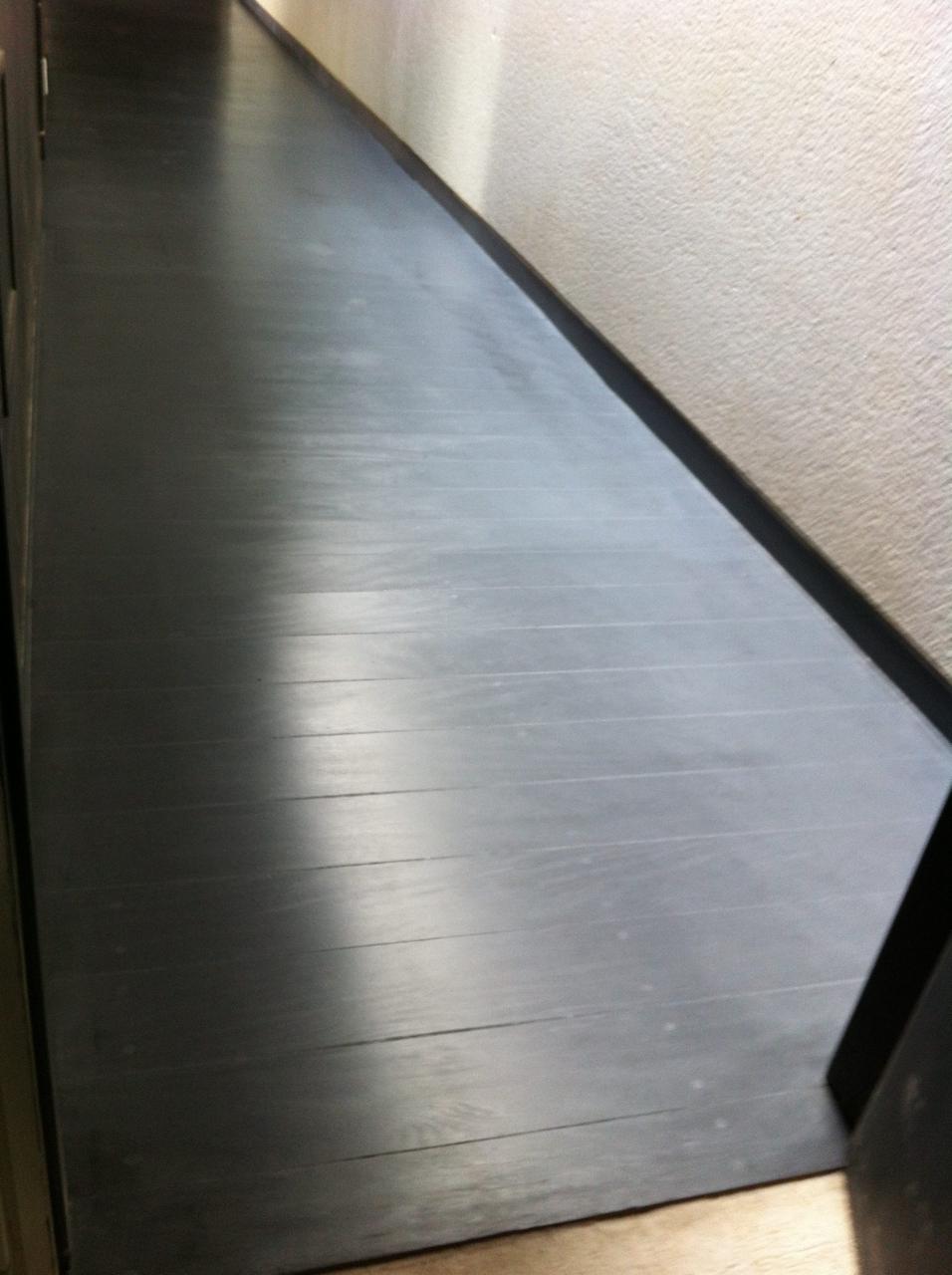 Piso Ebanizado em Peroba, acabamento Ebanizado preto · corredor