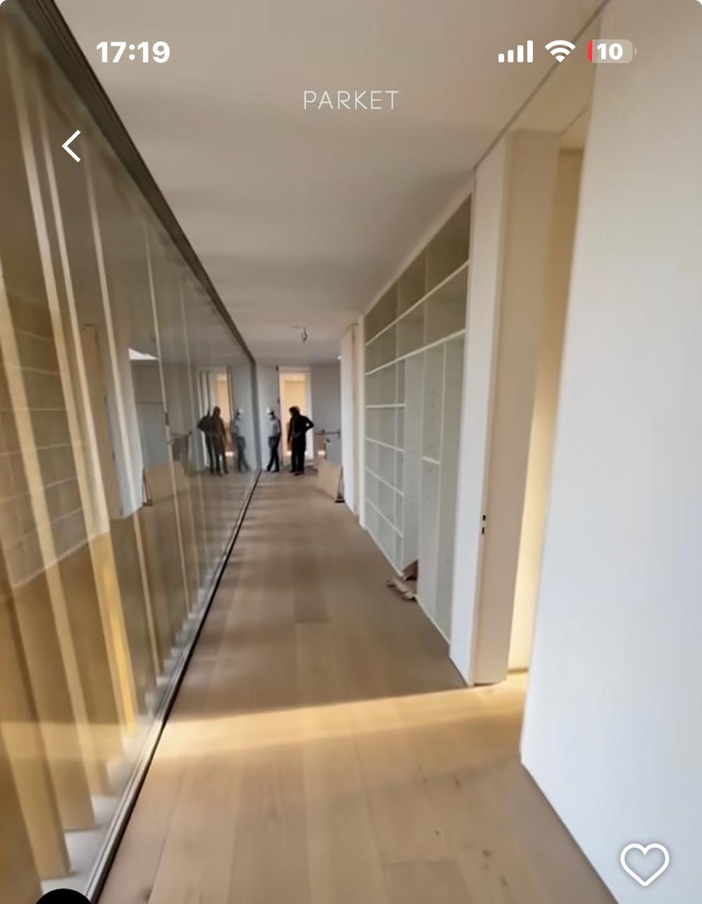 Assoalho em Carvalho Europeu, acabamento Régua larga clara · corredor