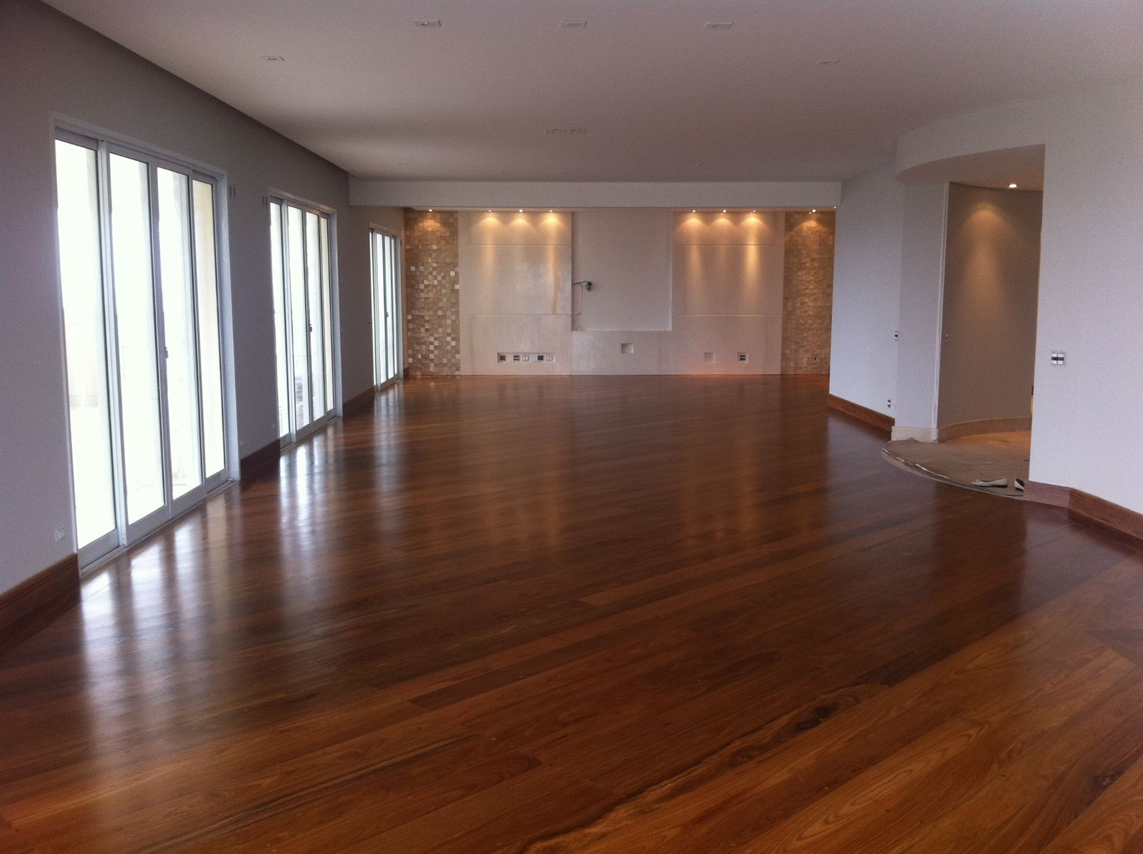 Assoalho em Cumaru, acabamento Régua larga · sala ampla