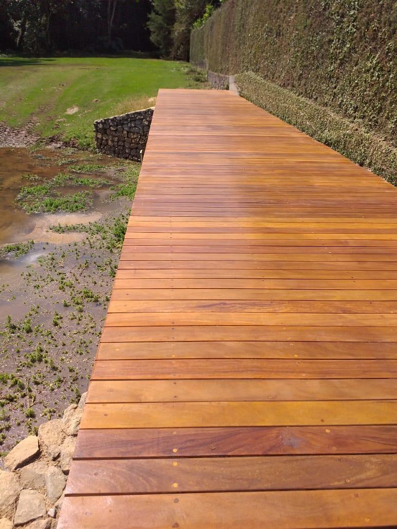 Deck em Cumaru, acabamento Passarela sobre jardim · óleo natural