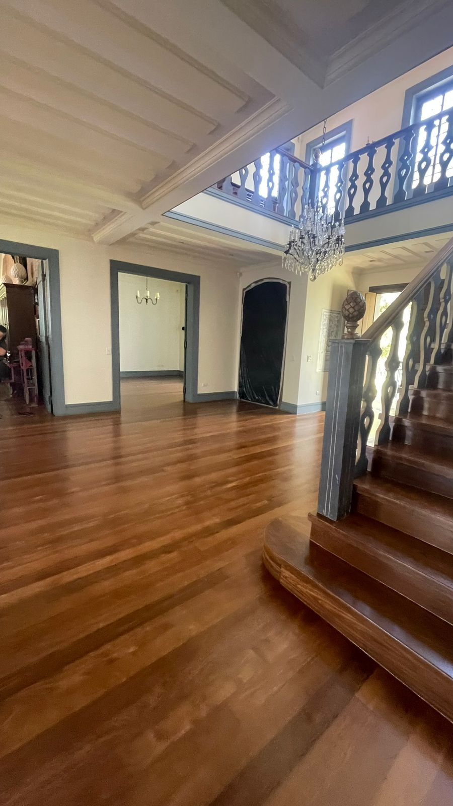 Assoalho em Sucupira, acabamento Hall com pé-direito duplo · Sucupira envernizada