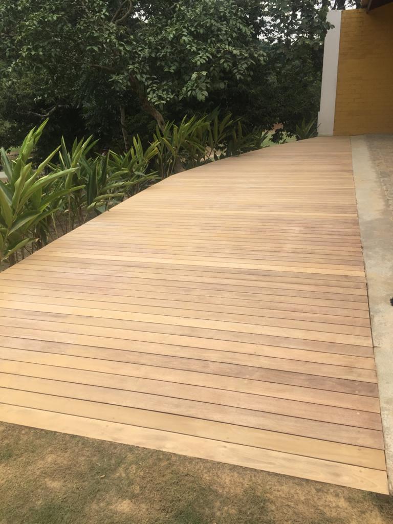 Deck em Cumaru, acabamento Deck claro · junto ao jardim